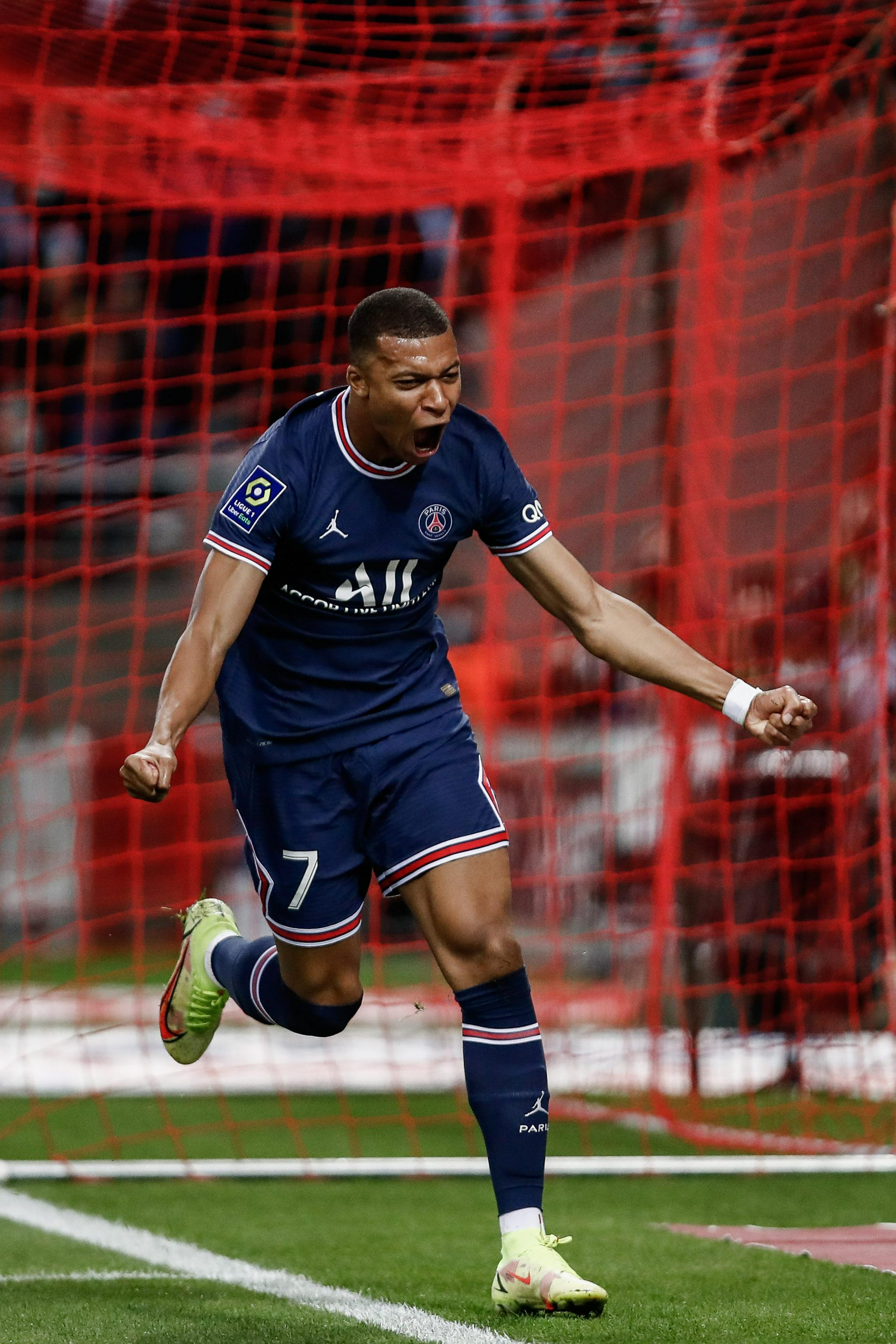 杜兰特关键三分，锁定比赛胜利（杜兰特命中致胜三分，锁定胜局）