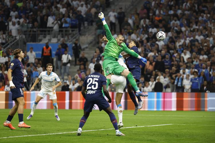 官方：明夏世界杯上下半场中段有强制补水时间，每次3分钟（官方：明夏世界杯每半场中段将设强制3分钟补水暂停）