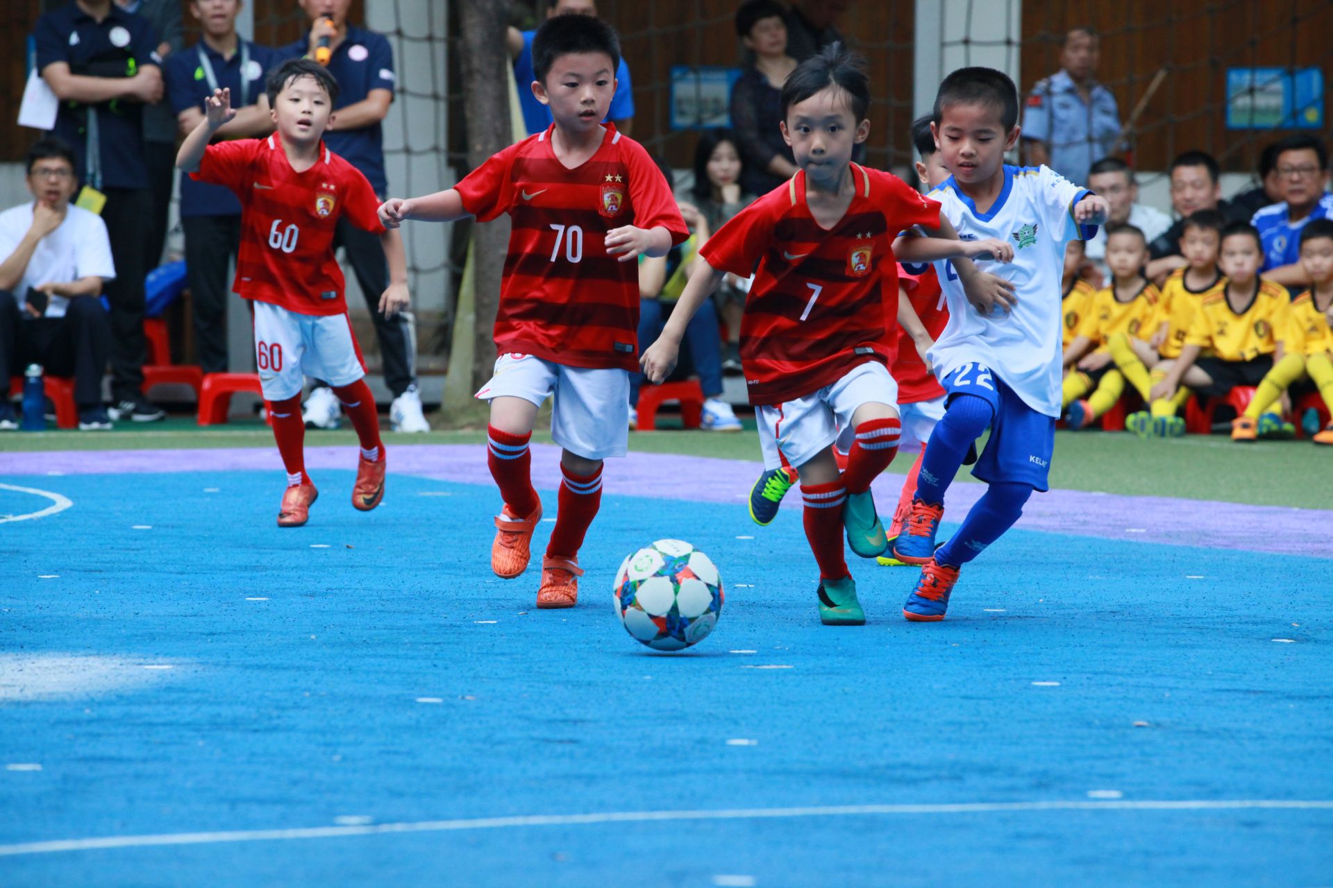 乔治娜分享晚宴照片：C罗与苹果公司CEO库克合影（乔治娜晒晚宴照：C罗与苹果公司CEO库克同框）