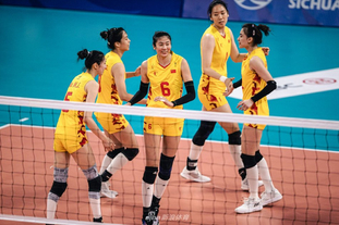 火药味！莫兰特用手狂指克莱面部，克莱怒火中烧一把甩开（冲突升级！莫兰特手指直指克莱面门，克莱怒火爆发猛然甩开）