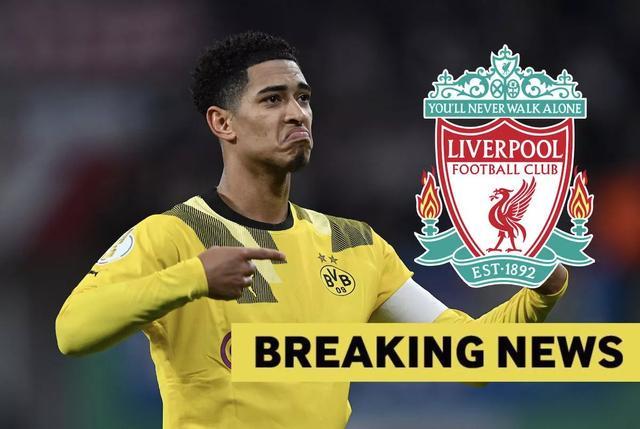 保安大爷中场硬核加入拉拉队，全场尖叫炸了！（中场惊喜！保安大爷硬核加入啦啦队，全场尖叫沸腾）