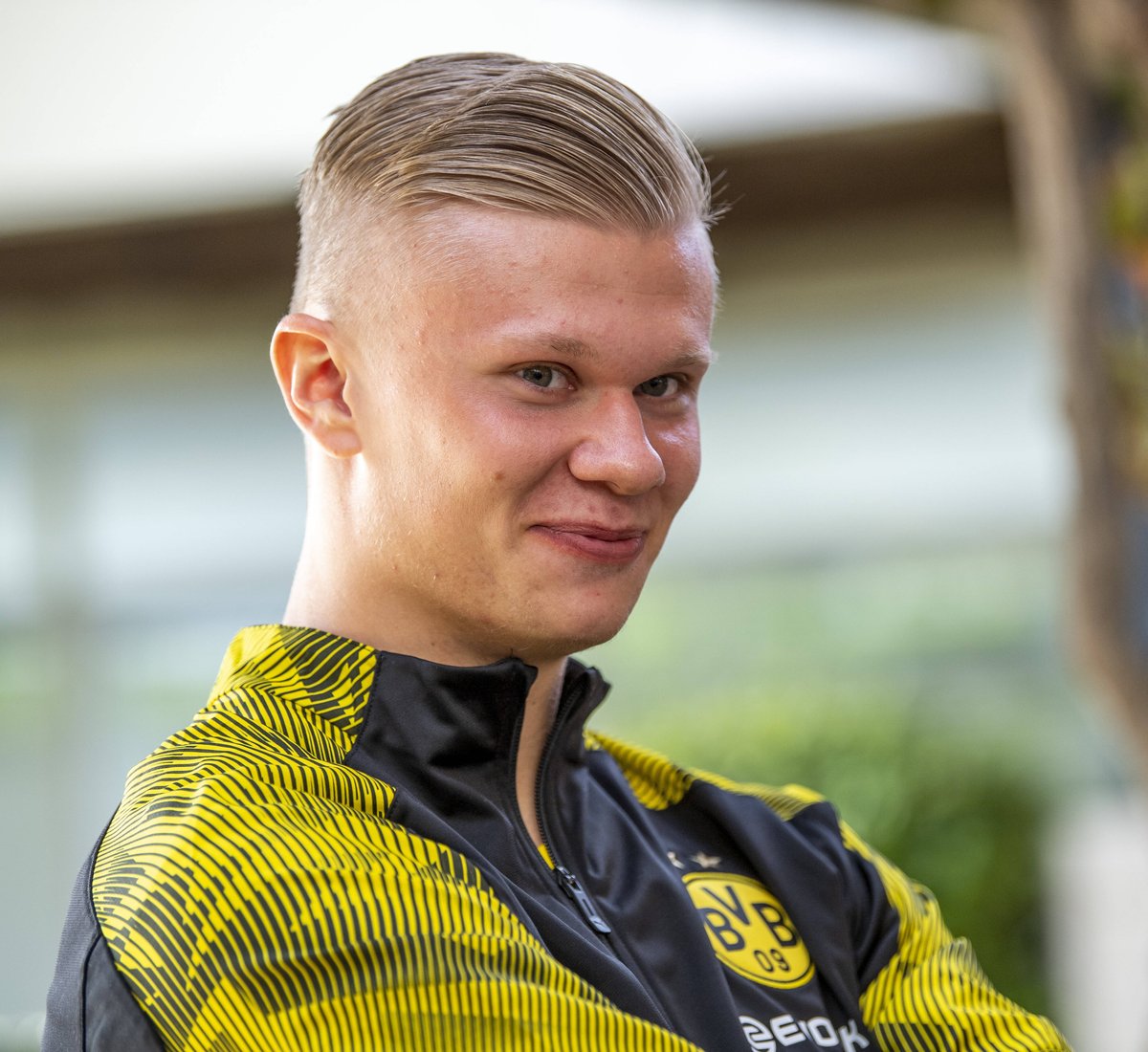 霍芬海姆3-0大胜奥格斯堡，布格尔传射，巴祖马纳-杜尔建功（霍芬海姆3-0零封奥格斯堡：布格尔传射立功，巴祖马纳-杜尔破门）