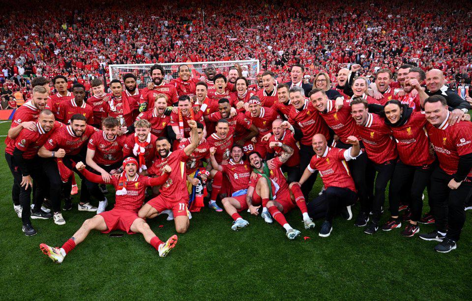 女足英联杯中发生暴力冲突，一名球员抓住对手脖子将其摔倒（女足英联杯爆发肢体冲突：一名球员抓住对手颈部将其摔倒）